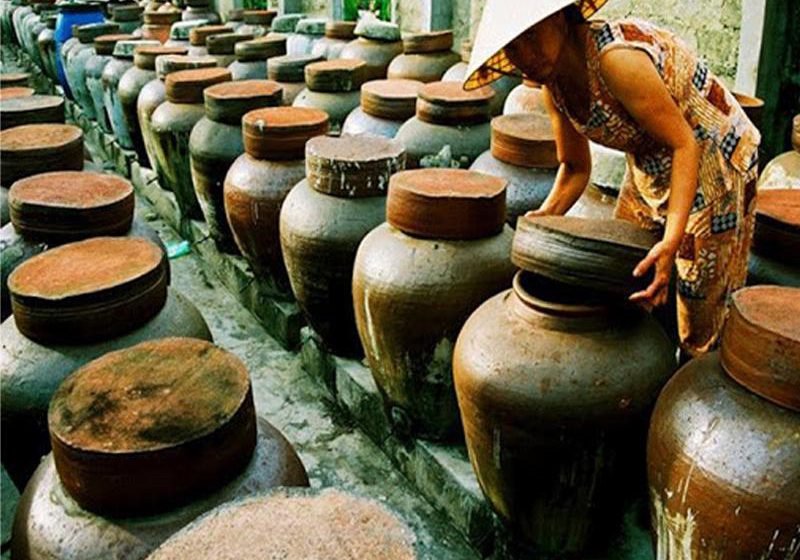 Những chum sành ủ mắm nêm truyền thống dưới nắng gió miền Trung